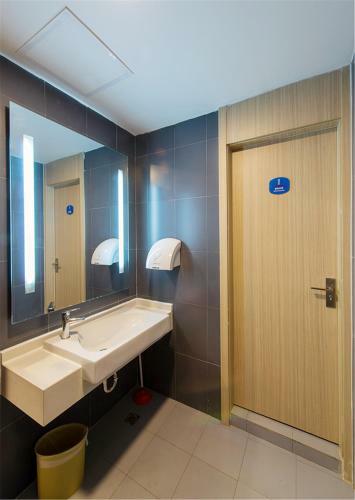 Hotel Hanting Express Qingdao Hai'er Road