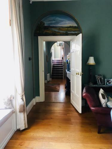Bed & Breakfast Larchmount House