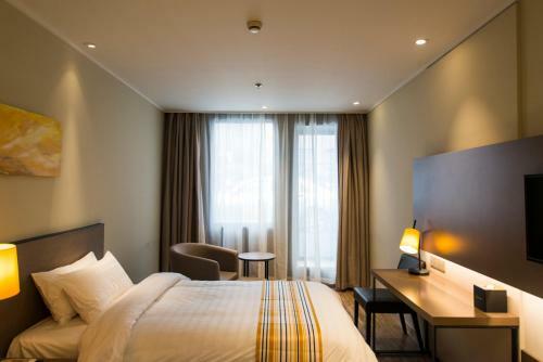 Hotel Home Inn Plus Shanghai West Yan'an Road