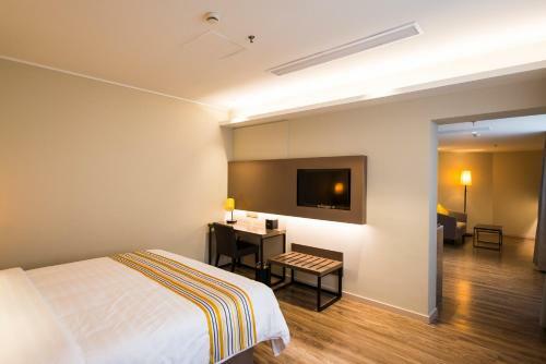 Hotel Home Inn Plus Shanghai West Yan'an Road