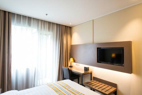 Hotel Home Inn Plus Shanghai West Yan'an Road
