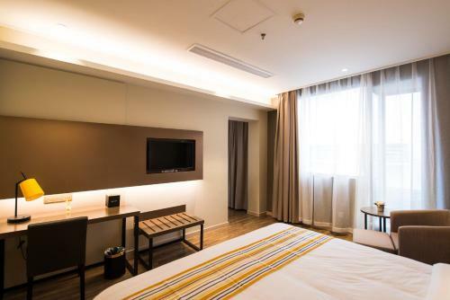 Hotel Home Inn Plus Shanghai West Yan'an Road