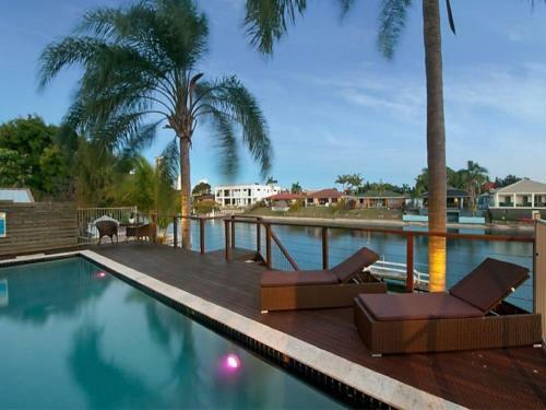 Villa The Beach-whole House 6 Bedrooms 3 Bathrooms