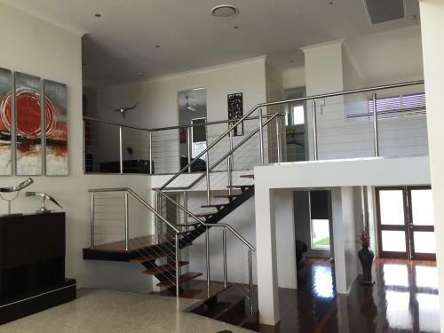 Villa The Beach-whole House 6 Bedrooms 3 Bathrooms