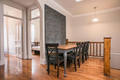 Six Bedroom Apartment On Lincoln