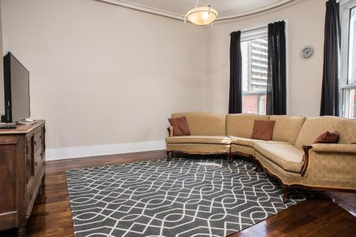 Six Bedroom Apartment On Lincoln