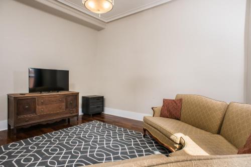 Six Bedroom Apartment On Lincoln