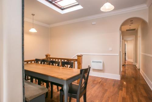 Six Bedroom Apartment On Lincoln