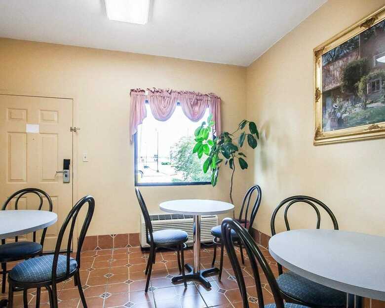 Hotel Econo Lodge Inn & Suites