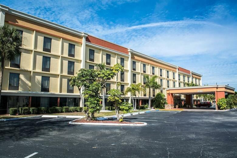 Hotel Comfort Inn & Suites