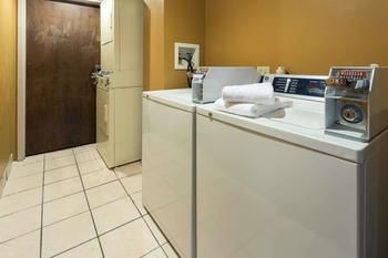Hotel Days Inn And Suites Northwest Indianapolis