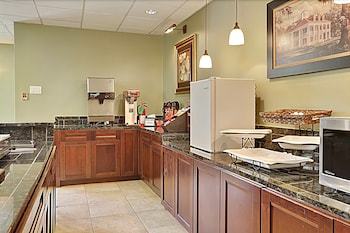Hotel Carmel Inn & Suites
