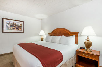 Ramada State College Hotel And Conference Center