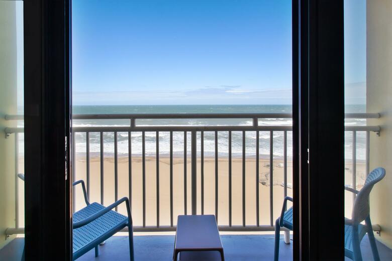 Holiday Inn Express Hotel & Suites Va Beach Oceanfront