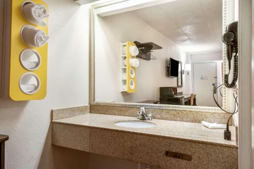 Motel 6 Grove City