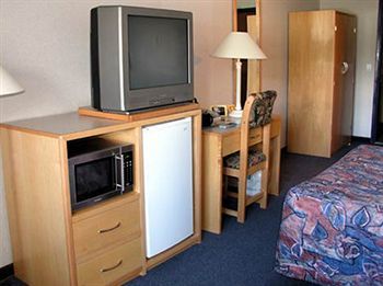 Motel Canadas Best Value Inn & Suites