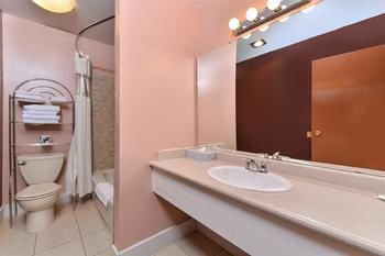 Motel Canadas Best Value Inn & Suites