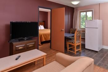 Motel Canadas Best Value Inn & Suites