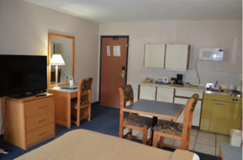 Motel Canadas Best Value Inn & Suites