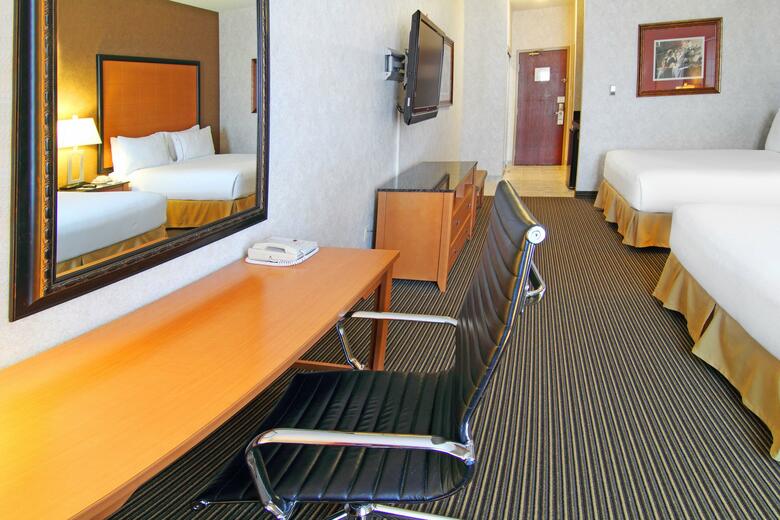 Holiday Inn Express Hotel & Suites