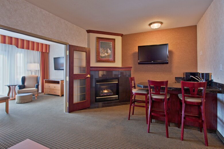 Holiday Inn Express Hotel & Suites