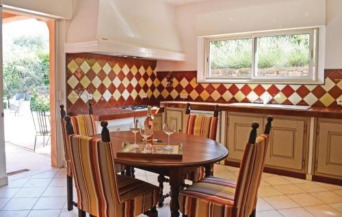 Holiday Home Le Rouret With A Fireplace 09