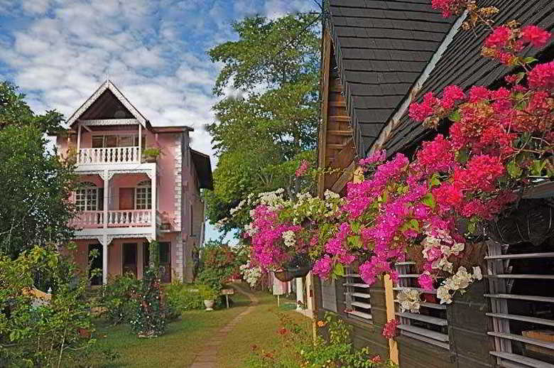 Hotel Firefly Beach Cottages