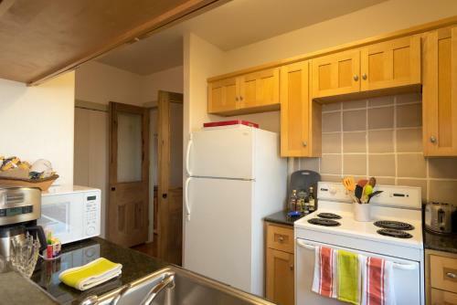 Bed & Breakfast Guesthouse Cabin Near The River