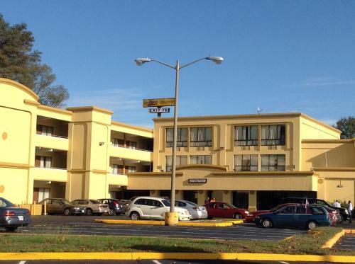 Hotel Diamond Inn & Suites