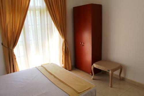 Hostal Holiday Fashion Inn