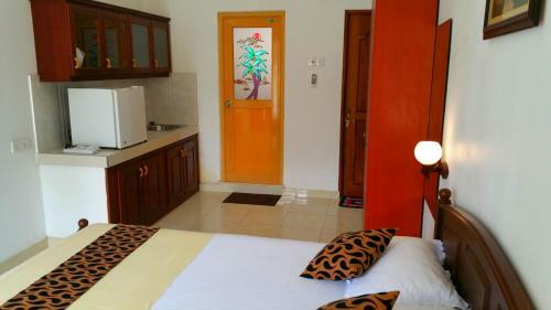 Hostal Holiday Fashion Inn