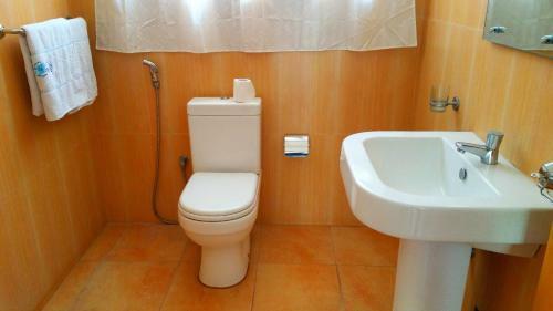 Hostal Holiday Fashion Inn