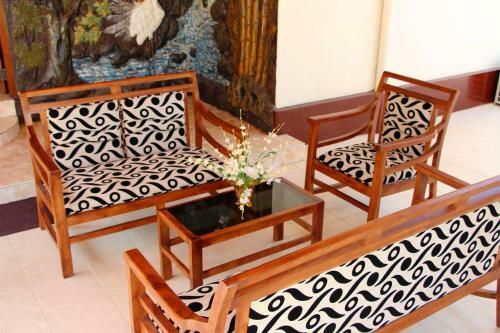 Hostal Holiday Fashion Inn