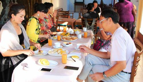 Hostal Holiday Fashion Inn