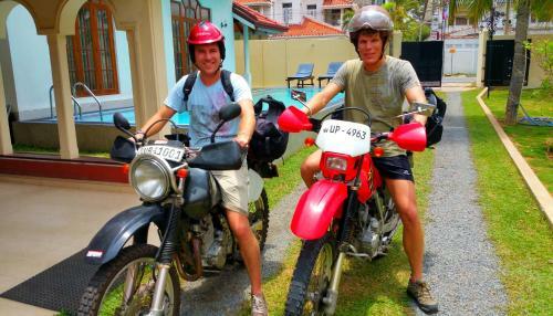 Hostal Holiday Fashion Inn