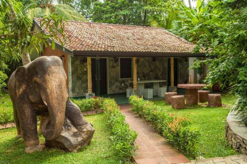 Villa Pinnawala & Restaurant