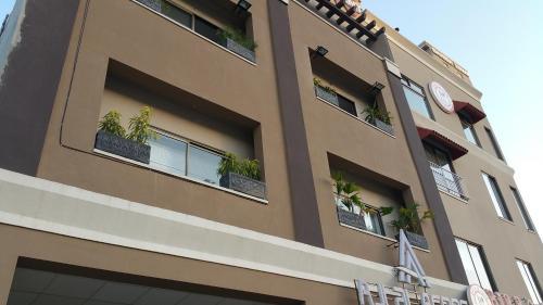 Hotel Intellectual Inn, Bahria Town