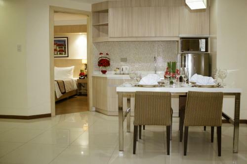 Golden Prince Hotel & Suites