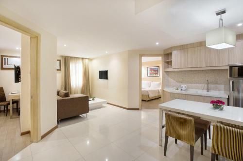 Golden Prince Hotel & Suites