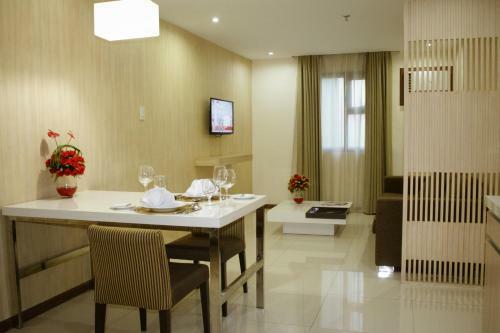 Golden Prince Hotel & Suites