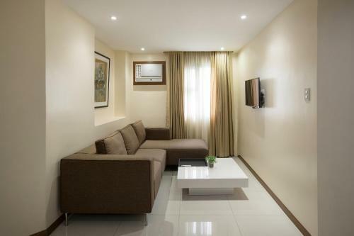 Golden Prince Hotel & Suites
