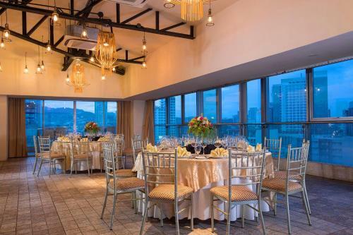 Golden Prince Hotel & Suites