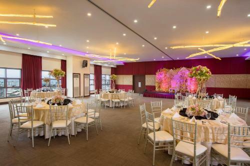 Golden Prince Hotel & Suites
