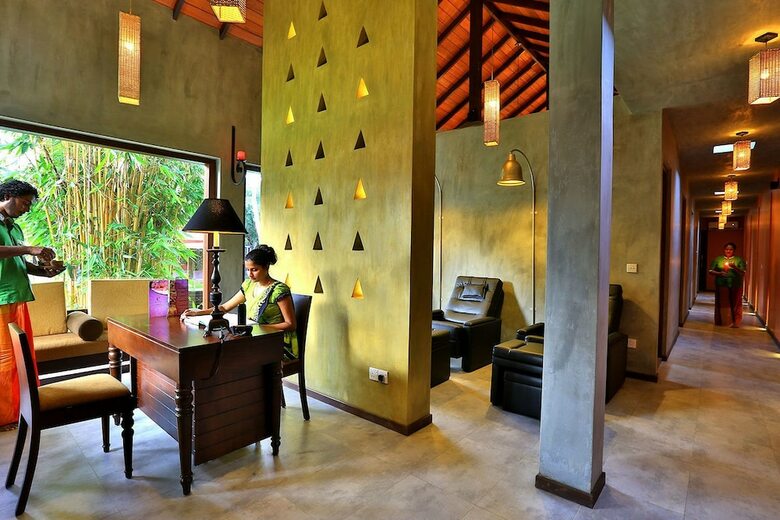 Hotel Chaarya Resort & Spa