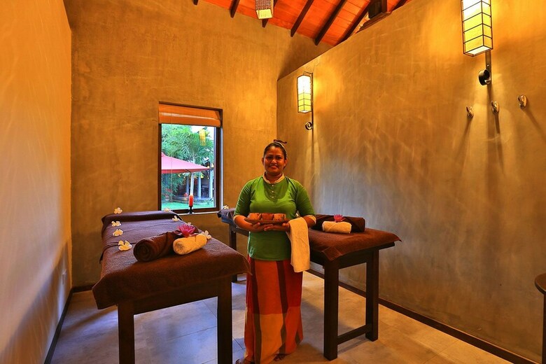 Hotel Chaarya Resort & Spa