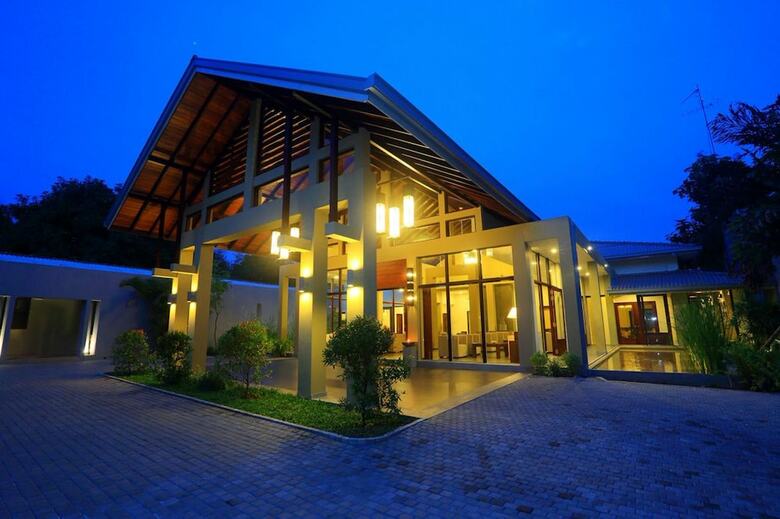 Hotel Chaarya Resort & Spa