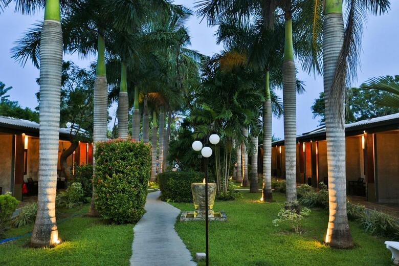 Hotel Chaarya Resort & Spa