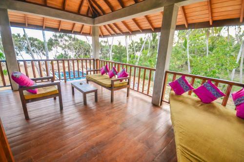 Hotel Sanjis The Seaside Cabanas