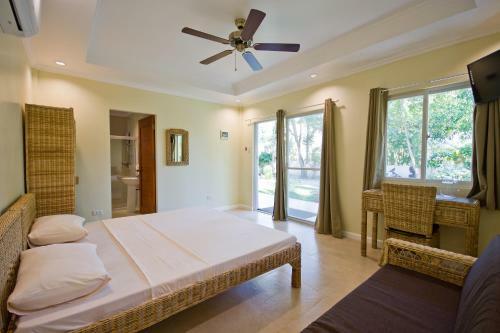 Hotel Mike's Dauin Dive Resort