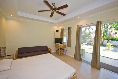Hotel Mike's Dauin Dive Resort